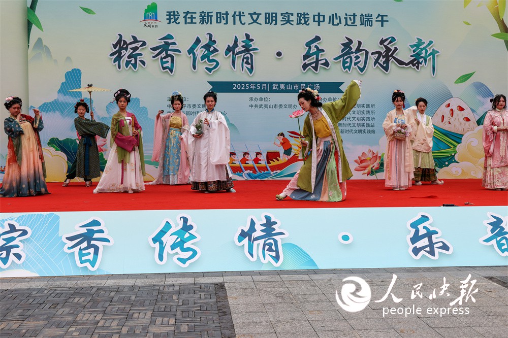 福建武夷山：举办“粽香传情·乐韵承新···