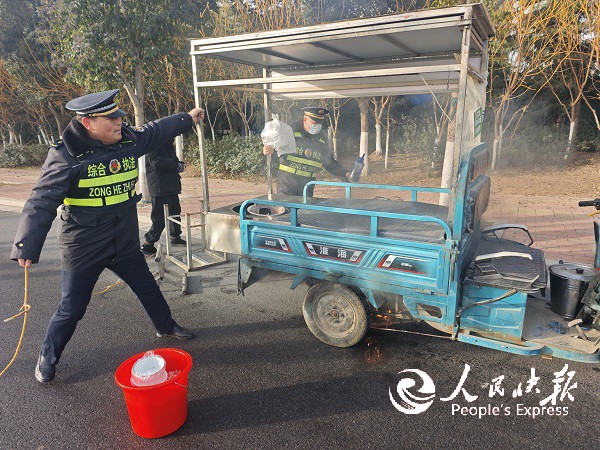 河南商丘梁园区：城管队员路遇三轮车着···