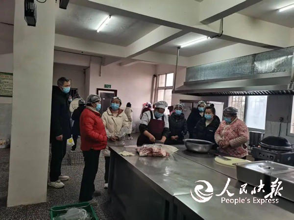 阳光厨房，童享食安——恩阳区石城小学···