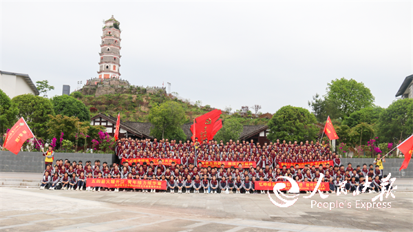 青春徒步寻红迹 光影铸魂励初心——四···